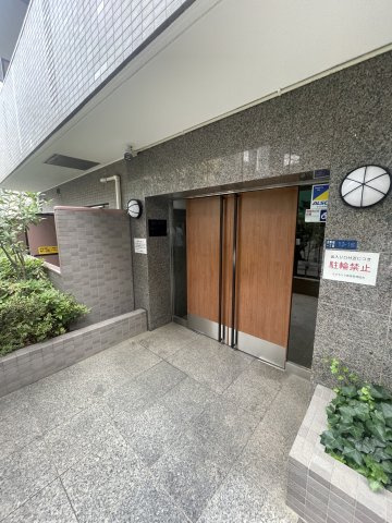 新宿区北新宿１丁目の賃貸マンションのエントランス