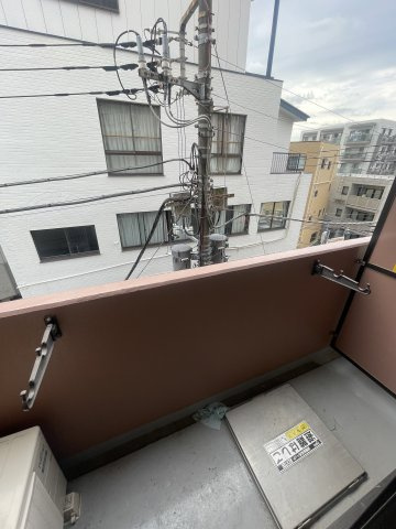 新宿区北新宿１丁目の賃貸マンションのバルコニー|別部屋