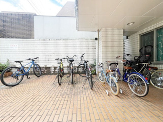 【駐車場】 | 自転車置き場。マンションの共用部にあたります。空きの有無や駐輪料金、各戸の台数制限などについては、改めてお問い合わせください。～即日のご見学可能～　お問合せはお気軽にどうぞ。