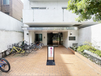 【エントランス】 | お客様を、そして住人を出迎えてくれるマンションのエントランス。ゴミが落ちていないことからも、管理状態の良さや住民の節度の高さが見て取れます。～即日のご見学可能～　お問合せはお気軽にどうぞ。