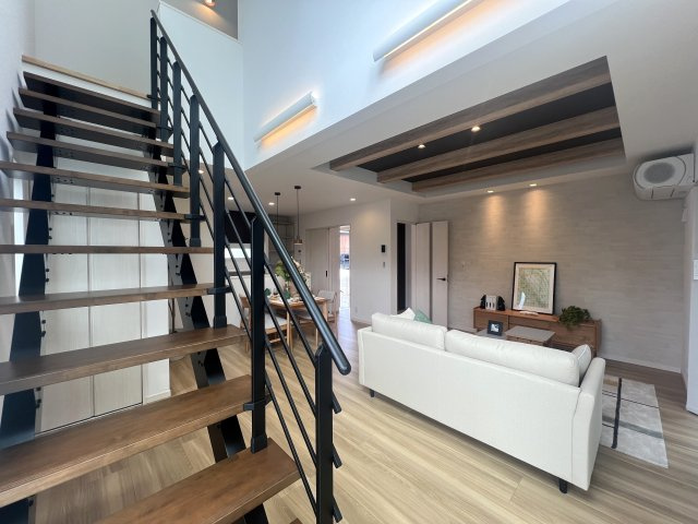 海老名駅まで自電車で１１分！な新築戸建の居間・リビング|おしゃれな居間です