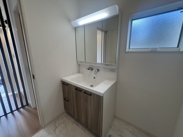 海老名駅まで自電車で１１分！な新築戸建の独立洗面台|独立洗面台、小物を置くことができて便利です