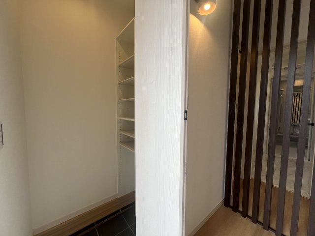 海老名駅まで自電車で１１分！な新築戸建の収納|シューズインクローゼットです