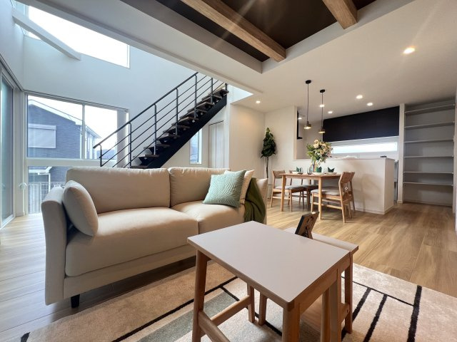 海老名駅まで自電車で１１分！な新築戸建の居間・リビング|おしゃれなリビングです