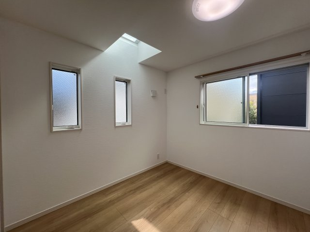 海老名駅まで自電車で１１分！な新築戸建の洋室|落ち着いた色調の洋室です