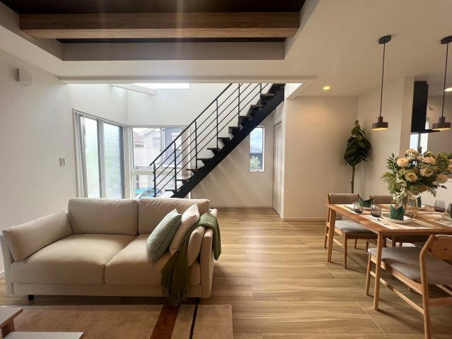 海老名駅まで自電車で１１分！な新築戸建の居間・リビング|ゆったり過ごせる居間です