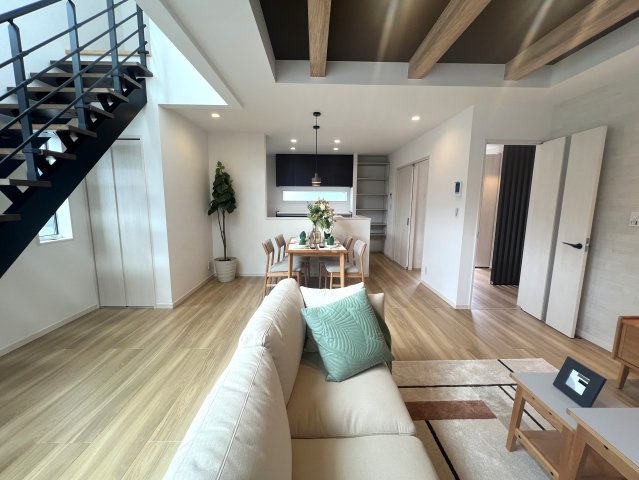 海老名駅まで自電車で１１分！な新築戸建の居間・リビング|こちらのリビングで趣味の時間をお楽しみください