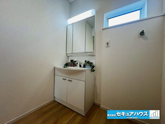 【今からご案内可能】愛知郡東郷町大字春木字白土 全2棟　の独立洗面台|【洗面台】
◆鏡の裏にはたっぷりと収納スペースを標準装備！
◆電源を付属しているのでドライヤーなど利用できます。