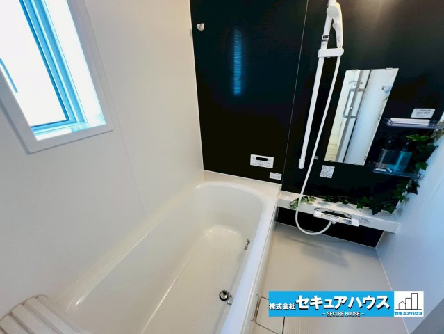 【今からご案内可能】愛知郡東郷町大字春木字白土 全2棟　の浴室|【浴室】
◆アクセントパネルで落ち着きのある雰囲気を演出します。毎日の疲れを癒やすバスタイムをお楽しみ下さい！
◆窓付きで、カビの繁殖を抑える効果があります。