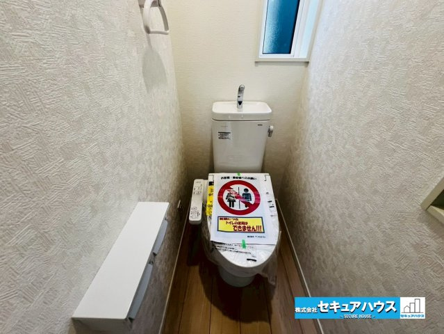 【今からご案内可能】愛知郡東郷町大字春木字白土 全2棟　のトイレ|【高機能トイレ】
◆高機能トイレの多くは便器のフタの開閉が自動であり、使用後に手動で水を流す面倒もなく非常に便利です。スタイリッシュな見た目で、お掃除しやすく、節水効果が高いです。