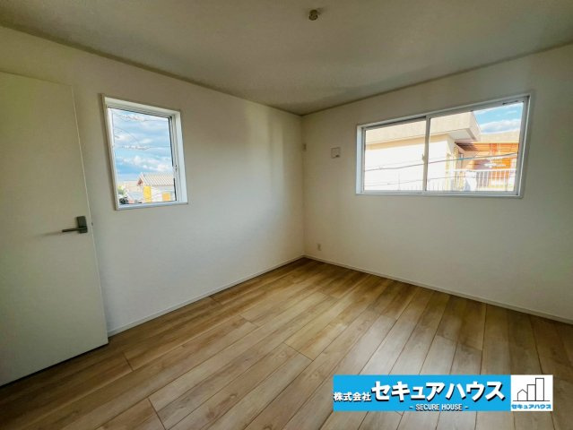 【今からご案内可能】愛知郡東郷町大字春木字白土 全2棟　の洋室|【洋室】
◆広々とした居住空間は日々の暮らしを彩り、心のやすらぎと満足感を与えてくれます。通風と採光を考慮した設計は子供たちはのびのび育ち、家族でくつろぎと団らんを生み出します。