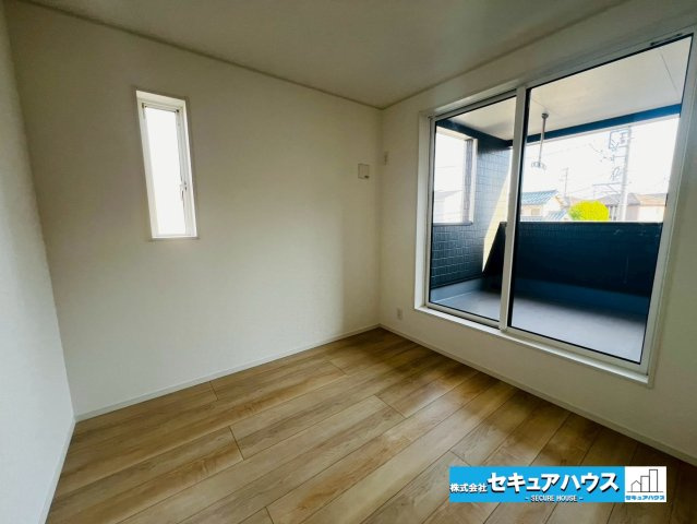 【今からご案内可能】愛知郡東郷町大字春木字白土 全2棟　の洋室|【洋室】
◆家族一人ひとりの大切なプライベート空間。趣味に合わせて使って頂けるようシンプルに仕上げてあります。暮らし心地を大きく左右する収納を、適材適所に配置し使い勝手を考慮しました。　