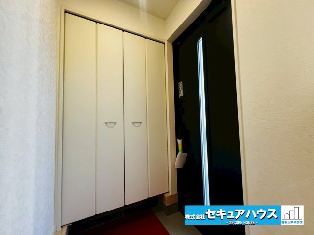 【今からご案内可能】愛知郡東郷町大字春木字白土 全2棟　の玄関|【玄関】
◆光が差し込み明るいです。気分も晴れやかになりますね。
◆玄関には、収納力のあるシューズボックスがございます。玄関まわりがすっきり片付きます。　