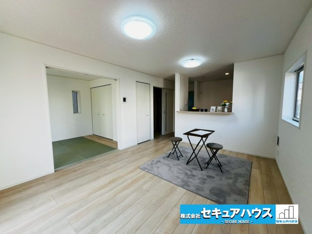 【今からご案内可能】愛知郡東郷町大字春木字白土 全2棟　の居間・リビング|【LDK】
◆家族揃ってリビングで過ごすお休みの日が、楽しみになる場所となることでしょう。
対面式のオープンキッチンは、家事をしながら家族の様子が一目でわかる安心＆便利設備♪