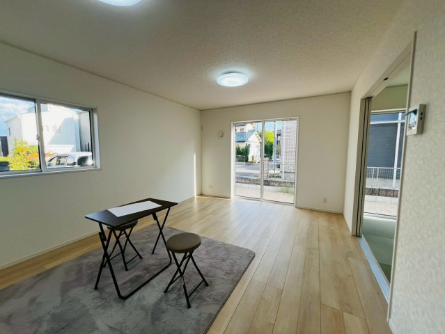 【今からご案内可能】愛知郡東郷町大字春木字白土 全2棟　の居間・リビング|【LDK】
◆日当たりが良く温かい広々リビングは家族の団らんスペースになります。