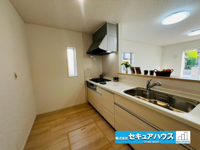 【今からご案内可能】愛知郡東郷町大字春木字白土 全2棟　のキッチン|【キッチン】
◆対面キッチンとなっており、料理しながらお子様の遊んでいる様子などを見ることができます。