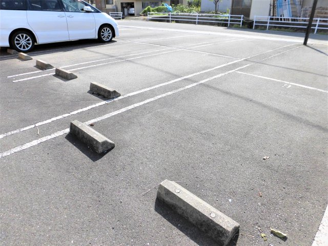 クレールメゾン禾森の駐車場