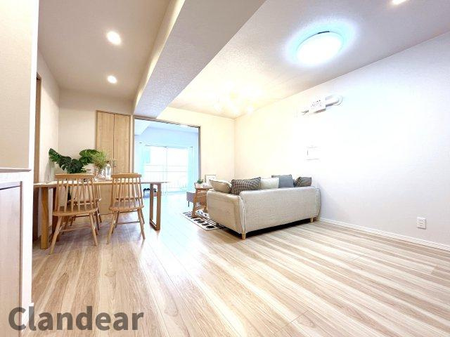 松戸栄町ハイムの居間・リビング|ドキドキの新生活も、安心してスタート。ぴったりの住まいを見つけませんか？クランディアが一緒に住まい選びをサポートします‼　まずは、お気軽にお問合せください　＃クランディア