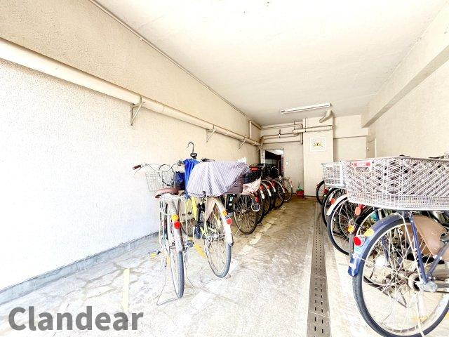 松戸栄町ハイムの駐輪場|ドキドキの新生活も、安心してスタート。ぴったりの住まいを見つけませんか？クランディアが一緒に住まい選びをサポートします‼　まずは、お気軽にお問合せください　＃クランディア
