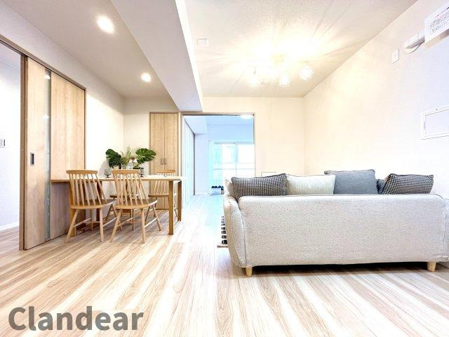 松戸栄町ハイムの居間・リビング|ドキドキの新生活も、安心してスタート。ぴったりの住まいを見つけませんか？クランディアが一緒に住まい選びをサポートします‼　まずは、お気軽にお問合せください　＃クランディア