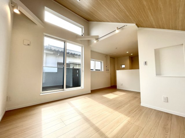 ＜LIBERi リーベリー＞板橋区高島平5丁目　自然×利便　限定1棟の居間・リビング