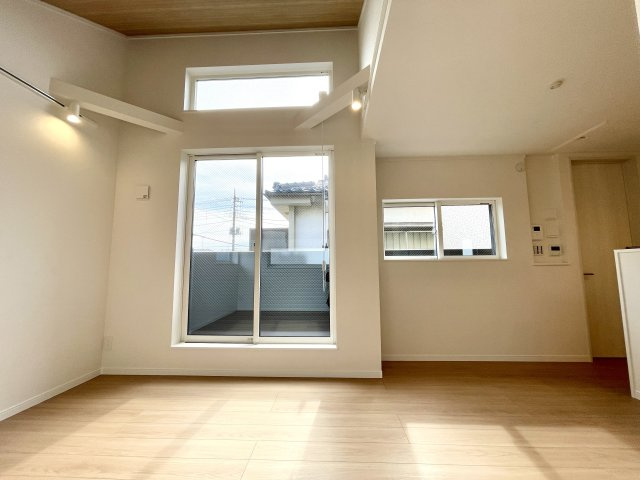 ＜LIBERi リーベリー＞板橋区高島平5丁目　自然×利便　限定1棟の居間・リビング