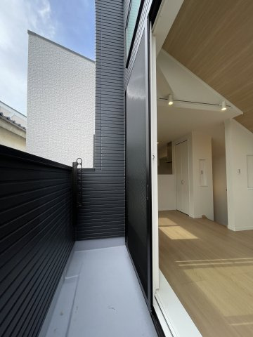 ＜LIBERi リーベリー＞板橋区高島平5丁目　自然×利便　限定1棟のバルコニー