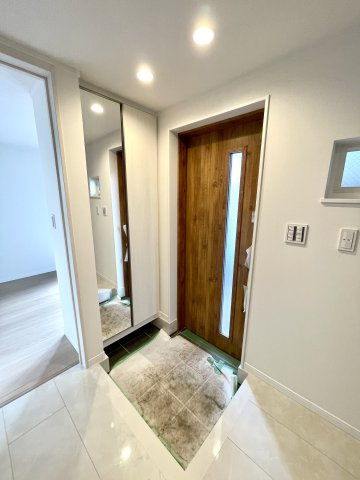 ＜LIBERi リーベリー＞板橋区高島平5丁目　自然×利便　限定1棟の玄関