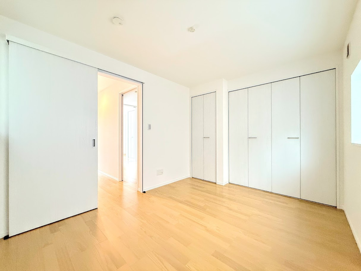 戸塚区名瀬町　新築戸建ての洋室|◆室内はいつも明るい印象なので気持ちの良い朝を迎えられます。各部屋にはクローゼットを完備しており、収納が多いお家はすっきりして快適空間です。
