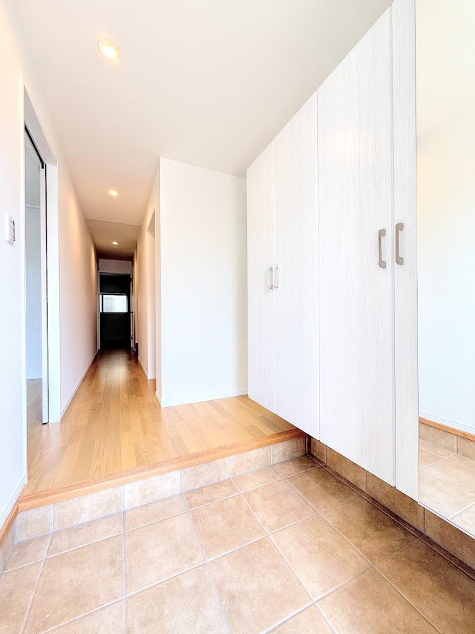 戸塚区名瀬町　新築戸建ての玄関|◆明るい玄関です！散らかりやすい玄関もスッキリする大容量のシューズボックス付き。
