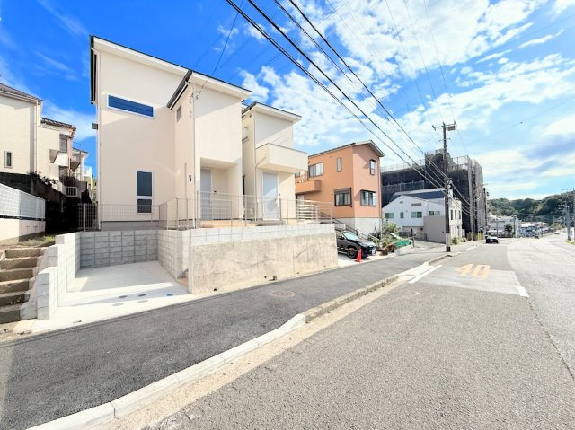 戸塚区名瀬町　新築戸建ての前面道路含む現地写真|◆前面道路も幅員があり車の運転も安心！前面道路は閑静な住宅地。車通りの少ない道路です。お子様にも安心です。
