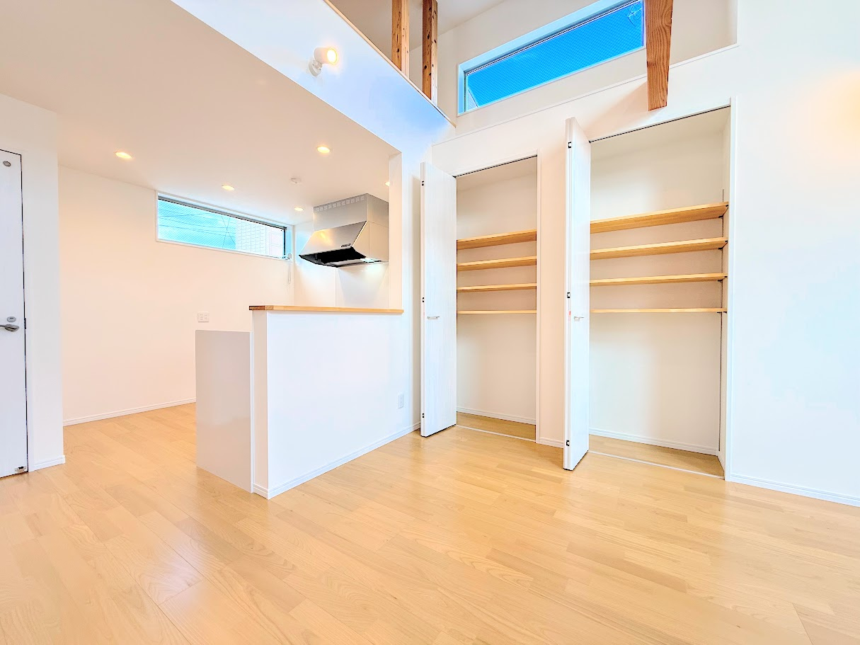 戸塚区名瀬町　新築戸建ての居間・リビング|◆ご家族の会話がはずむ、開放的なＬＤＫです。休日はお陽さまの光をたっぷりととりこめるぽかぽかリビングで過ごしませんか？
