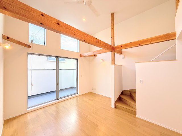 戸塚区名瀬町　新築戸建ての居間・リビング|◆柔らかな色合いのフローリングと清潔感のあふれる白のクロスが明るい空間を創り出しているリビングダイニング。家族の集まる憩いの場にふさわしいです。
