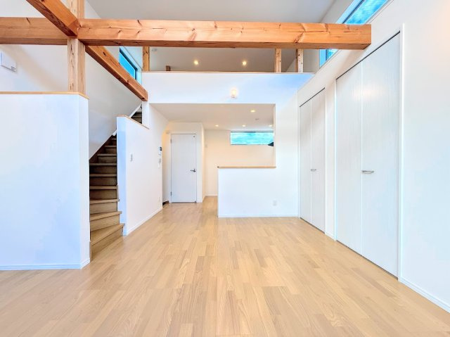 戸塚区名瀬町　新築戸建ての居間・リビング|◆家族で食卓を囲むダイニングスペースと、ソファでゆったりくつろぐリビングスペースがしっかり区切られているので家具の配置や用途を使いわけしやすいです。
