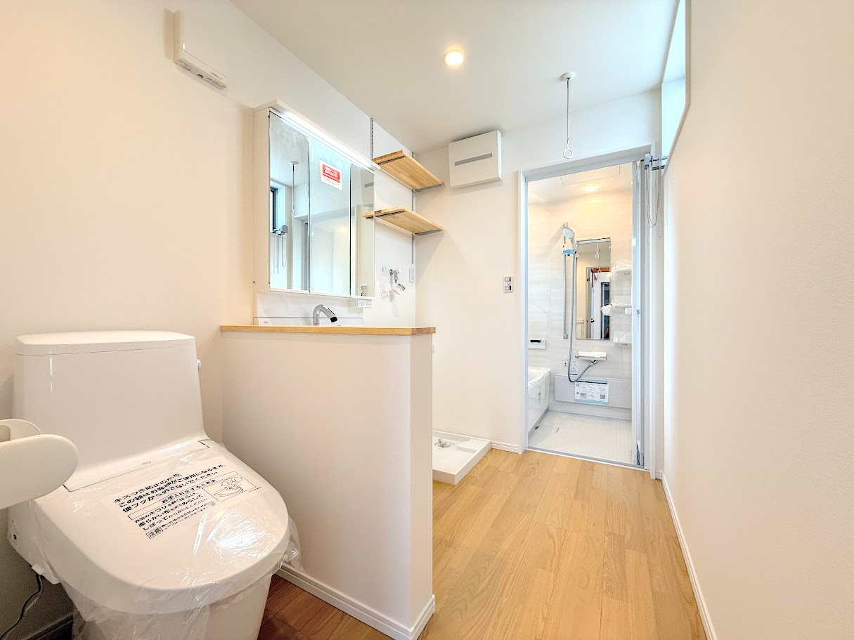 戸塚区名瀬町　新築戸建てのトイレ|◆清潔感のある白を基調とした落ち着ける空間。小窓をもうけていますので、こもりやすい空気の入れ替えも簡単に行えますね！
