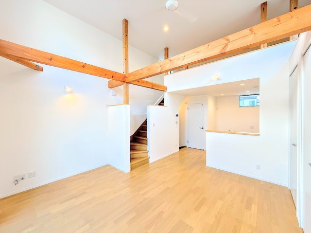 戸塚区名瀬町　新築戸建ての居間・リビング|◆一家だんらんのスペースとなるＬＤＫ。窓から明るい光が差し込み、思わず家族の会話も弾む快適な空間。
