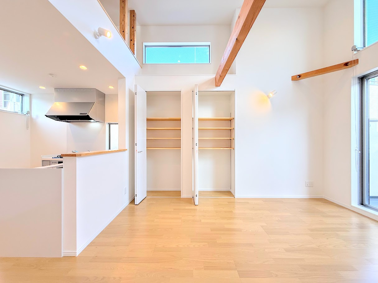 戸塚区名瀬町　新築戸建ての居間・リビング|◆勾配天井の開放的なリビング。陽当りも良く、道路からの目線も気にならないプライベート空間。
