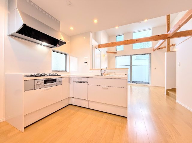 戸塚区名瀬町　新築戸建てのキッチン|◆キッチンからダイニングやリビングが見渡せるキッチン。料理をしながら家族とコミュニケーションをとれるだけでなく、大きな開放感も得られることができます。
