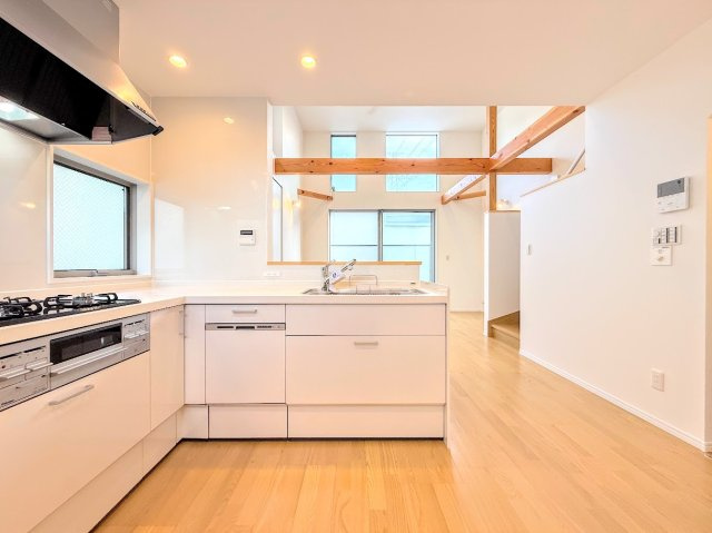 戸塚区名瀬町　新築戸建てのキッチン|◆デザイン性と機能性を兼ね備えたキッチンです。リビングスペースとの一体感が生まれ、広々空間を演出してくれます。
