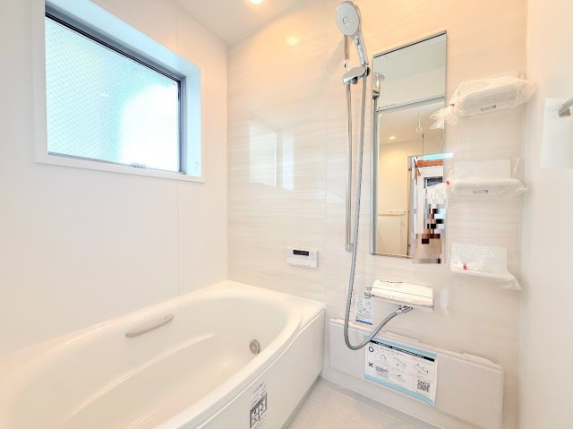 戸塚区名瀬町　新築戸建ての浴室|◆お子様と一緒にバスタイムを楽しめる広々空間。浴室乾燥機付で心地よいバスタイムを実現します。
