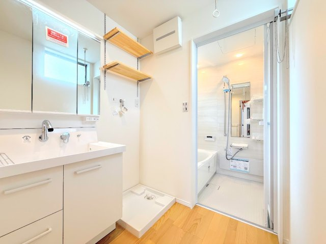 戸塚区名瀬町　新築戸建ての独立洗面台|◆毎日使う場所だから、機能的で使いやすさに配慮したパウダールーム。すっきりと使えるように収納も豊富にご用意しています。
