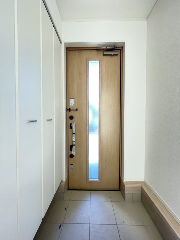 新築戸建・新築建売　桐生市天神町3丁目　北小・清流中の玄関|窓付き玄関ドアから自然光が差し込むので明るい玄関♪