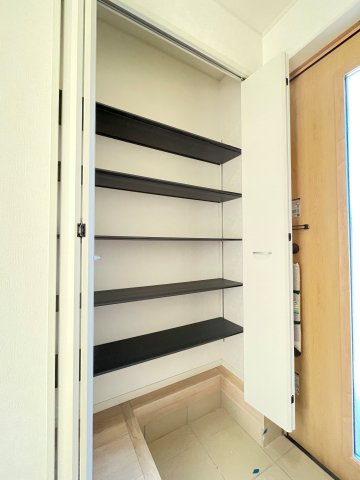 新築戸建・新築建売　桐生市天神町3丁目　北小・清流中の収納|玄関収納は可動棚になっているのでたっぷり収納できます！