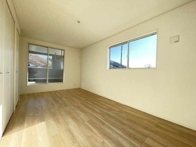 新築戸建・新築建売　桐生市天神町3丁目　北小・清流中の洋室|バルコニーに面した主寝室は8.7帖と広々です！