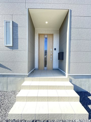 新築戸建・新築建売　桐生市天神町3丁目　北小・清流中の玄関|カメラ付きインターホン付きの玄関！人感センサー付玄関灯で夜間も安心♪