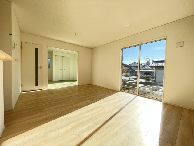 新築戸建・新築建売　桐生市天神町3丁目　北小・清流中の居間・リビング|陽当たり良好なリビングです！家族が集まる温かなリビングになりそうですね♪