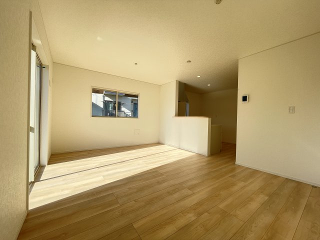 新築戸建・新築建売　桐生市天神町3丁目　北小・清流中の居間・リビング|対面式キッチンなのでリビングの様子が見渡せ家族の会話も弾むリビングです！