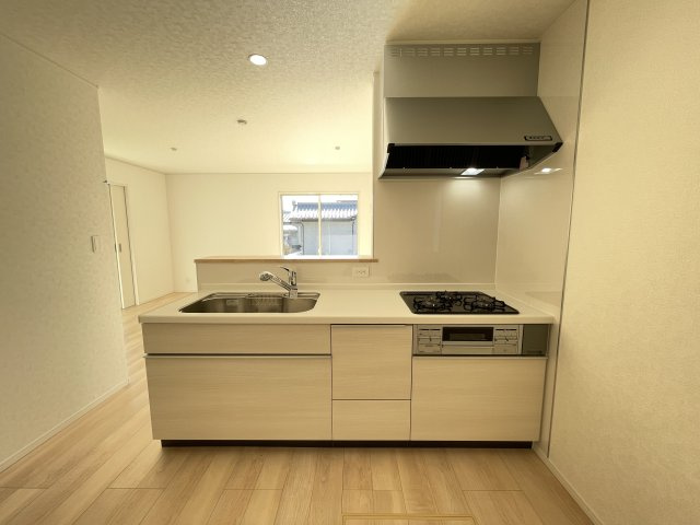 新築戸建・新築建売　桐生市天神町3丁目　北小・清流中のキッチン|三口ガスコンロ付きのシステムキッチン！カウンター付きで食事の配膳・片付け動線も楽々♪