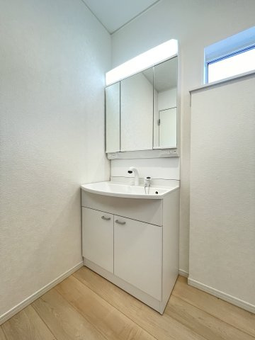 新築戸建・新築建売　桐生市天神町3丁目　北小・清流中の独立洗面台|三面鏡付き洗面台は鏡の内側に収納がついているので水回りもすっきり整頓♪
