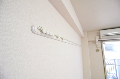 【内装】 | 朝陽館 | 洋室の壁にはフック掛けがあります。